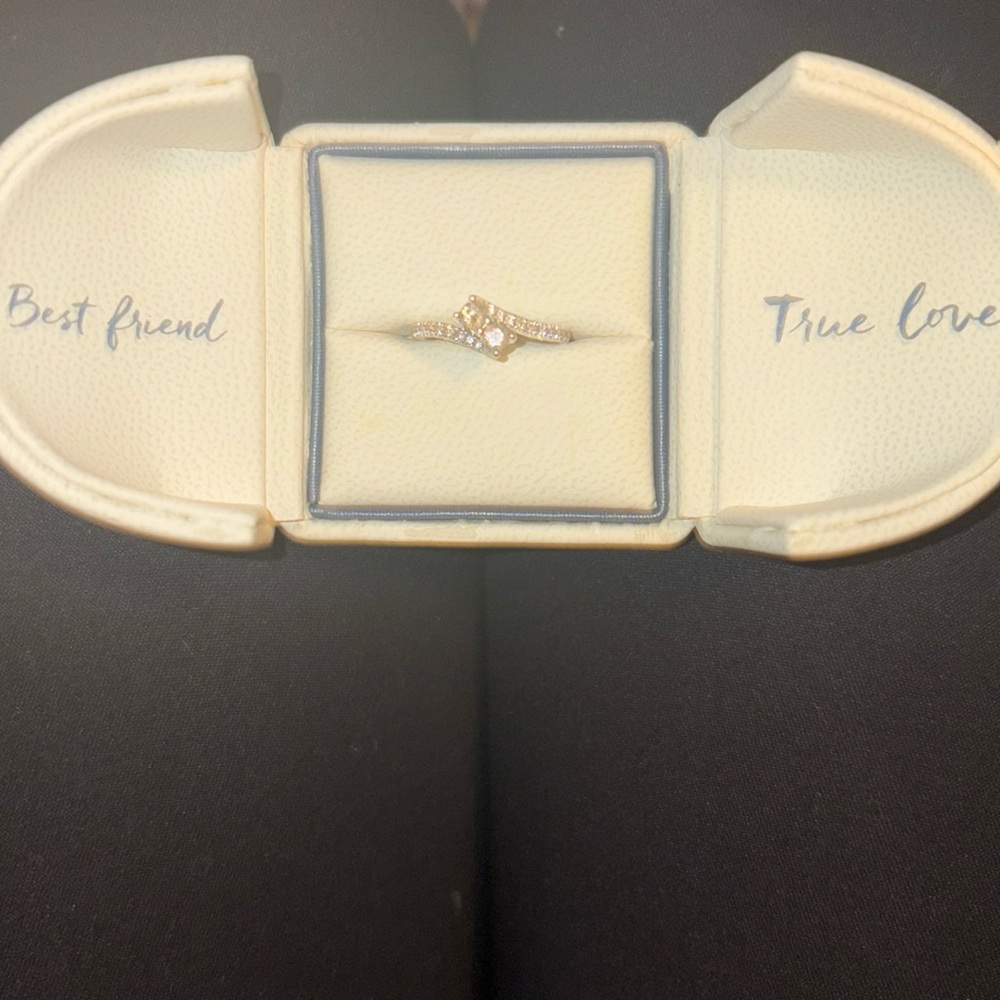 Ever Us ring size 5.5. Beautiful ring.